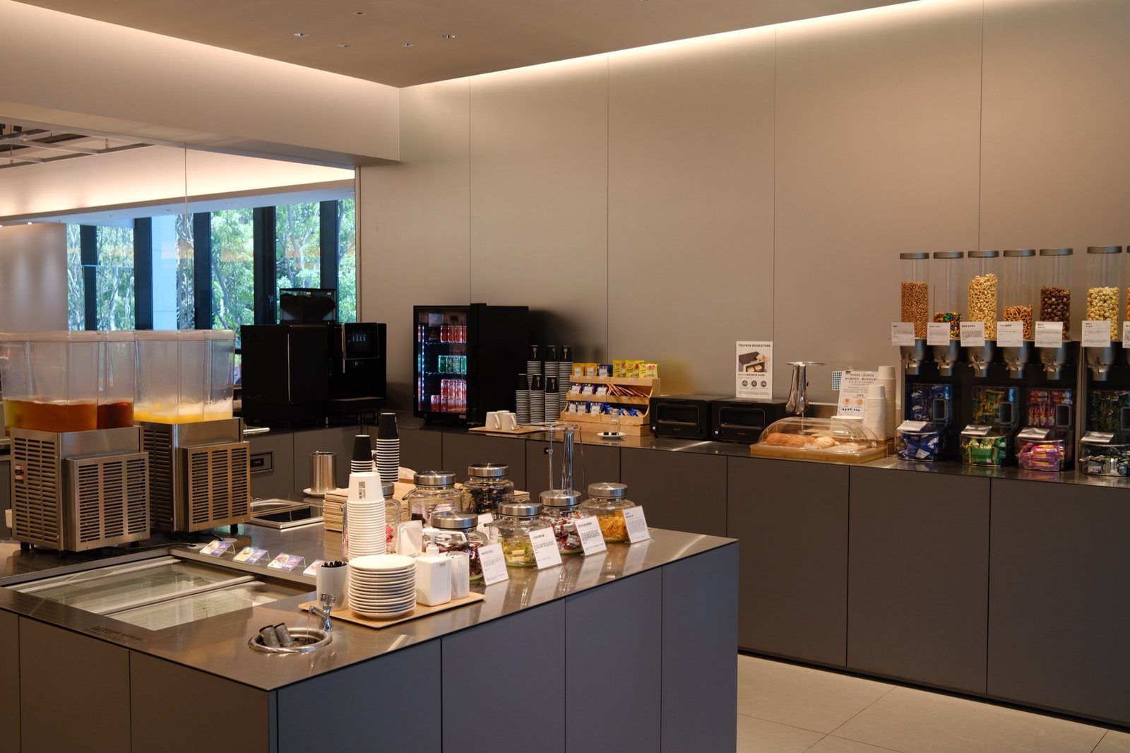 Share Lounge 自助吧台全景